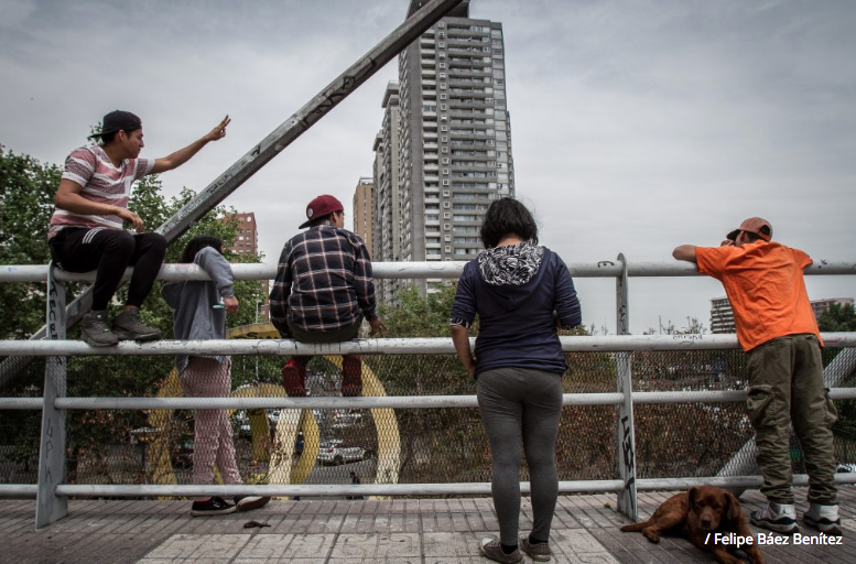 La calle, el abuso y un reggaetón: La realidad de los niños sin techo que escaparon del Sename